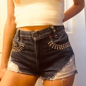 ✨SOLD✨SUPER CUTE STUDDED LEVI’S